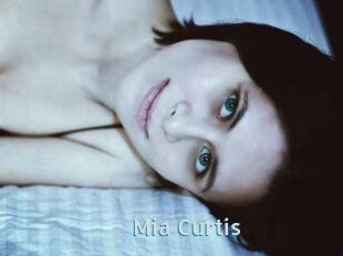 Mia_Curtis
